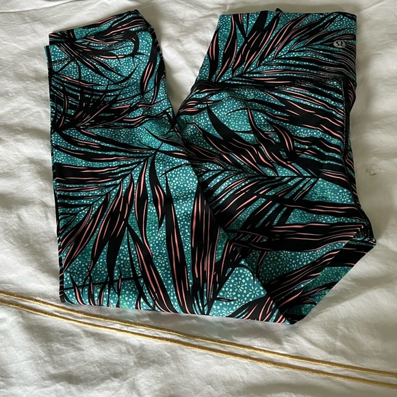 Size 2 lulu crops like new. - Picture 1 of 1